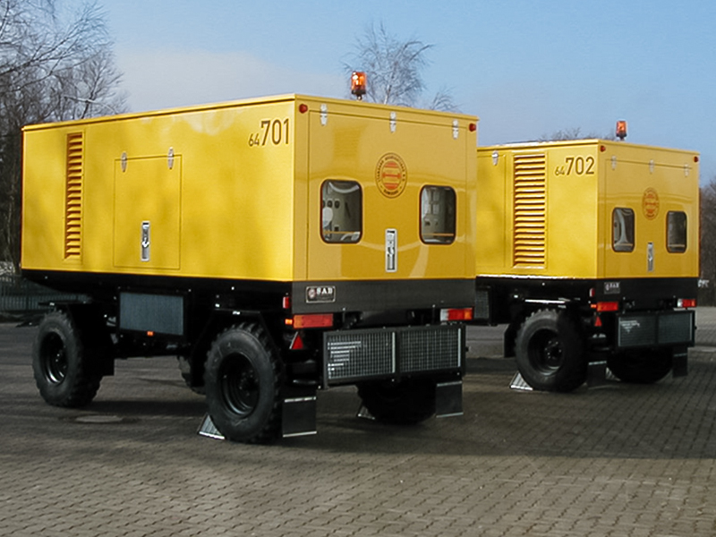 2-Achs Geländeanhänger 175 kVA schallgedämmt für den Tagebau-Einsatz.