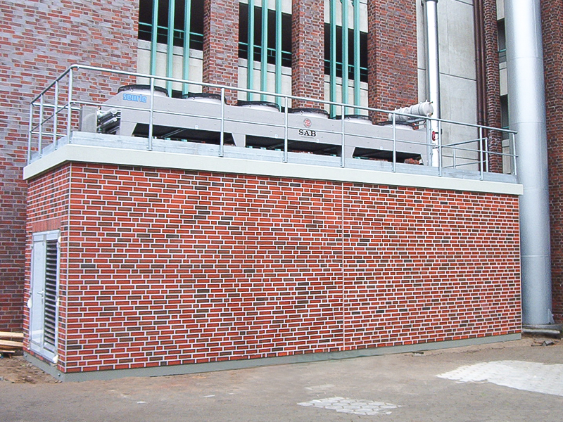 630 kVA Netzersatzanlage in einer Betonfertigstation mit Tischkühleraufsatz.